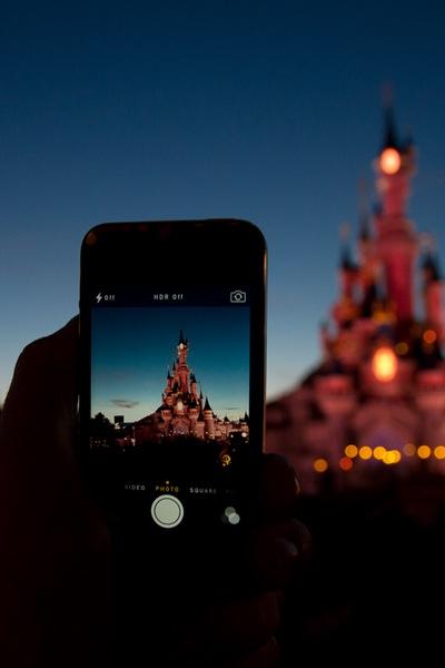 Как сфоткать ночное небо на айфон. Фотографирует на смартфон. Фото ночью на айфон. Ночная фотография на айфон хр. На айфоне 2:00 ночи.
