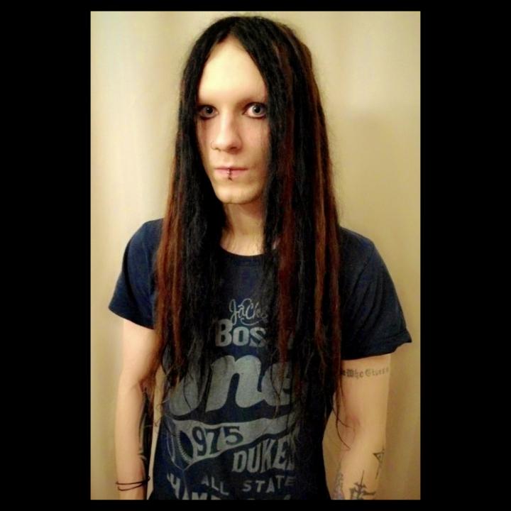 Loguekit's tweet photo. First coloring-session done! Next one are waiting in late March.
#dreadlocks #redstriped #blackandreddreads http://t.co/vByiAeSKk5