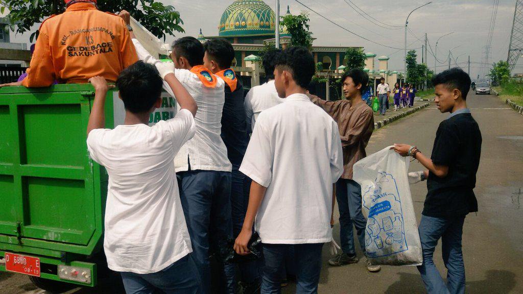 Boedhi1965's tweet photo. @ridwankamil  @OdedMD  @yossiirianto  Apresiasi utk sahabat yg tiada henti  mendukung &amp; Mlksnkn #GPS  di @LurahRanum http://t.co/mPV7I4lqxb