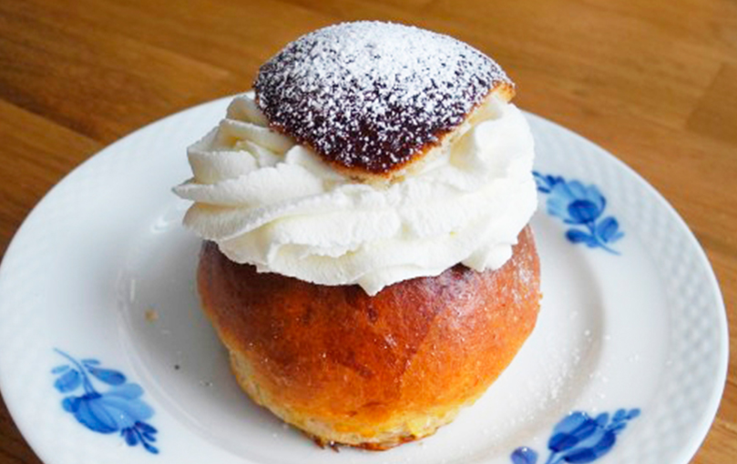 SvD's tweet photo. Liten tjejsemla väcker ilska. ”En del feminister gillar det inte men överlag bara positivt.” http://t.co/DMdOLJajzB http://t.co/DXlpNiewbp