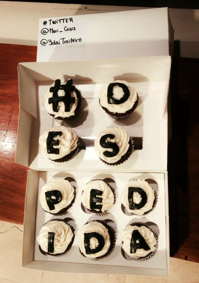 IZALmusic's tweet photo. Detallazo de @Mari_Crisis y @YolaiTroiteiro para celebrar el "sold out" de esta noche en A Coruña. GRACIAS. http://t.co/JrU2FLNLjE