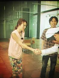 りりか 朝鮮式握手 4 日本の芸能界 左上 武井咲 右上 斎藤工 左下 桐谷健太 右下は香里菜 先程はわからなかったので 普通の日本人だと 右手で 丁寧な場合左手を軽く添える程度 余程 重要な握手でも手に力を込める位 Http T Co Fwp7yir753