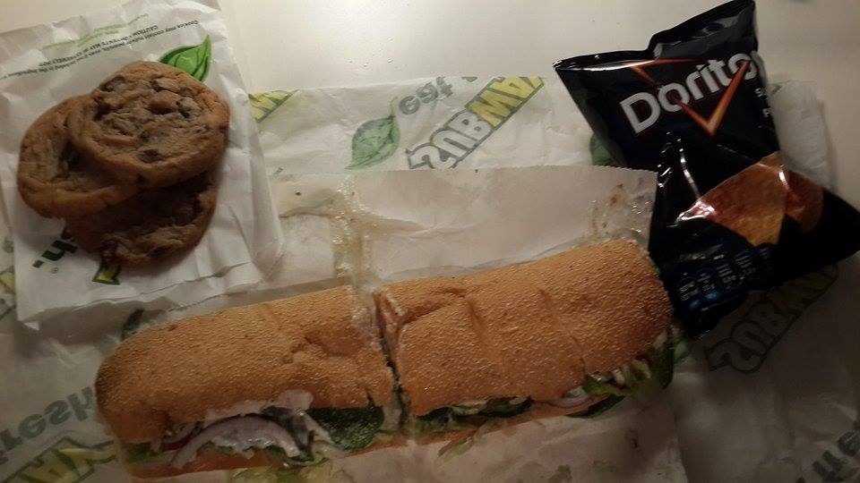 Ekki á hverjum degi sem maður fær sér bæði flögur OG smákökur með! Það er nú einusinni konudagurinn á sun! #Feminist