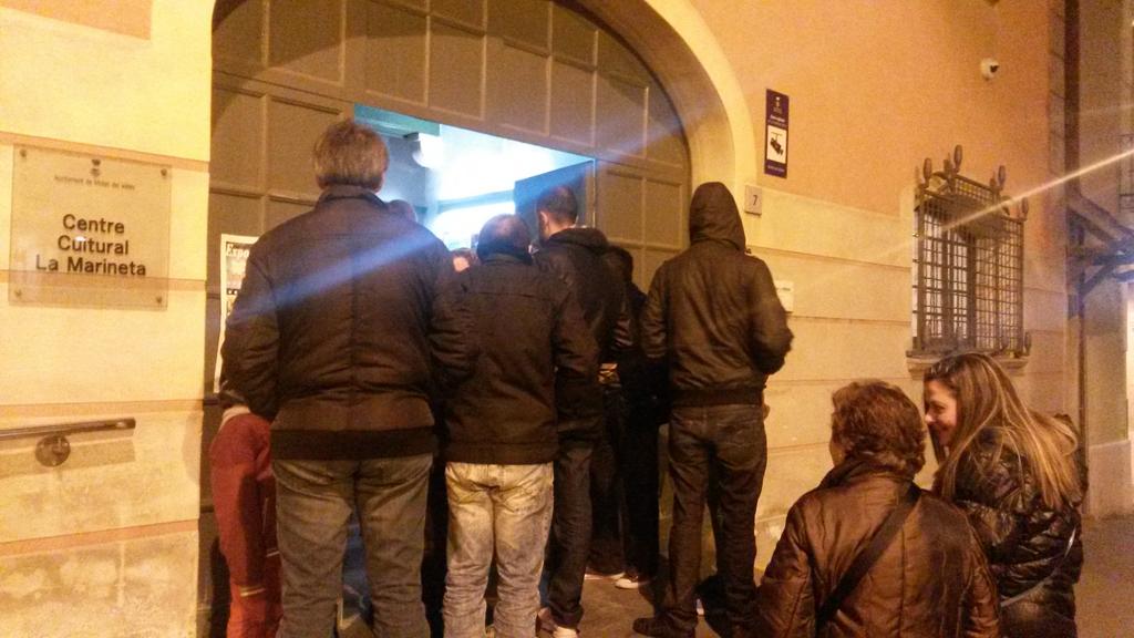 MireiaDMollet's tweet photo. Fent cua a la Marineta per veure al Mag Marin! Ple de gent! #OrgullMollet @joventutmollet @ajmollet @joserbertolin http://t.co/6ISUGiUIby