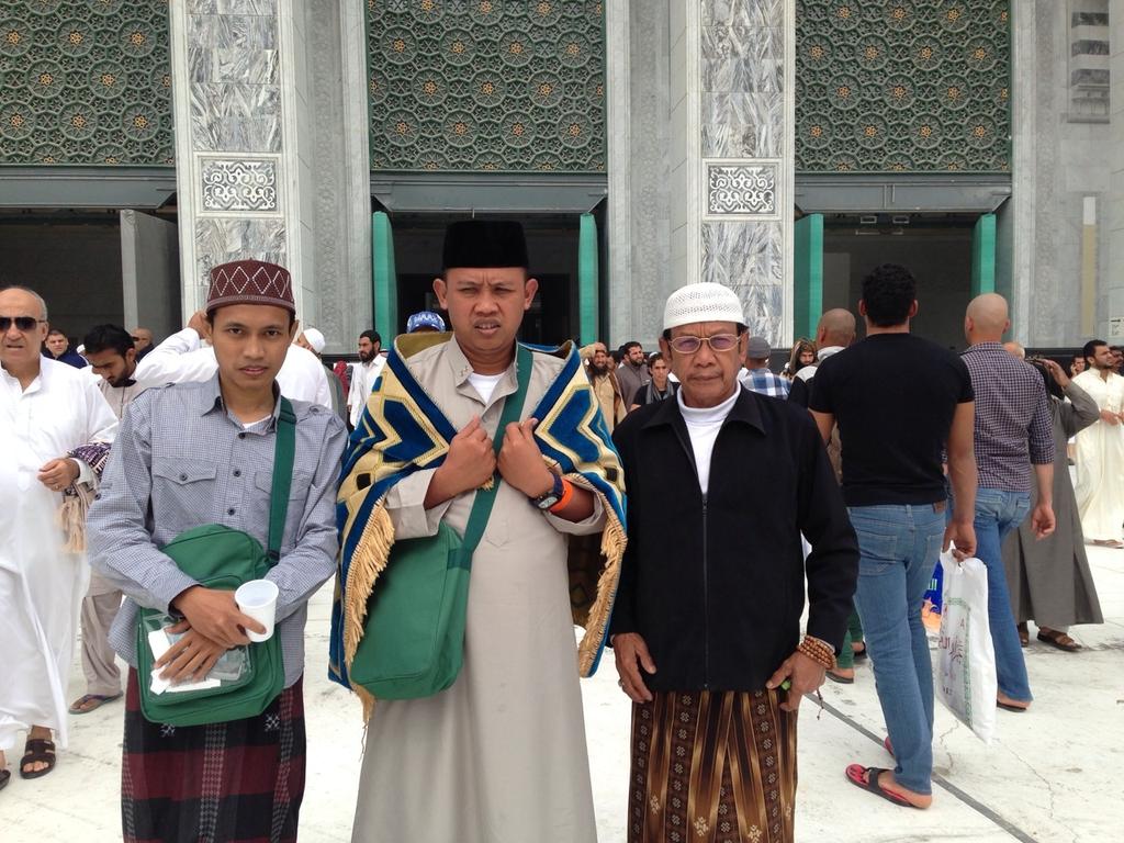 MasBasy's tweet photo. Habis jumatan, membawa kenangan... http://t.co/BRHoy71SRp