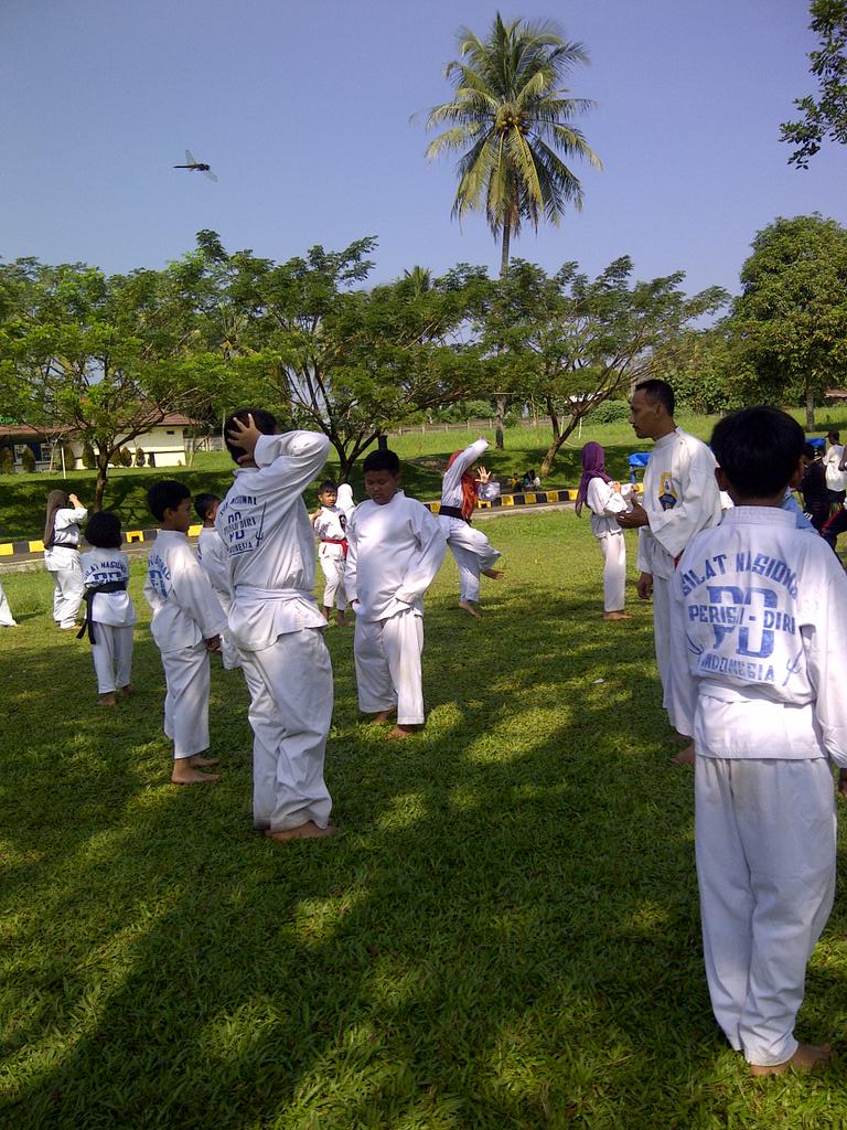 SilatCenter's tweet photo. Mangajak anak-anak berlatih silat adalah cara utk terus kembangkan silat http://t.co/RDayfu2MxP