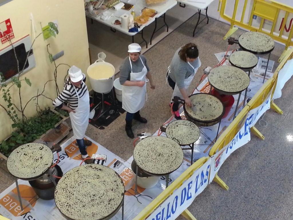noe_touri's tweet photo. @luartvg #luarcroqueta estas si que son filloas!!a mais grande 80cm d diametro!Martes d carnaval en zas!! http://t.co/ylsuBU3uV7