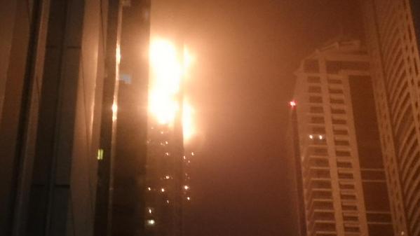 Dubai, incendio al 51esimo piano di un grattacielo: migliaia evacuati B-UqPrVIMAAh5aQ