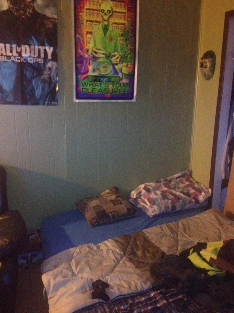 zombiegurl's tweet photo. Bedroom done! Glad he likes it :D http://t.co/WHXJayB1Zk