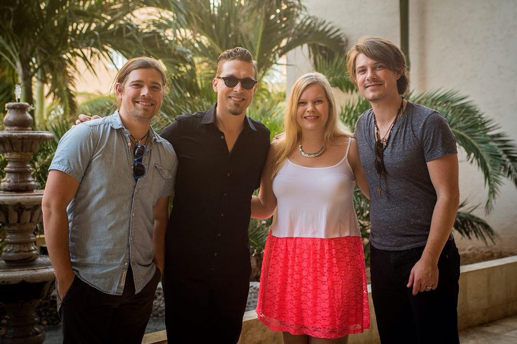 sendbacktherain's tweet photo. Oh look, it's just @hansonmusic and I hanging out in Cancun... #takemeback #btti2015 http://t.co/blvikBxDNi