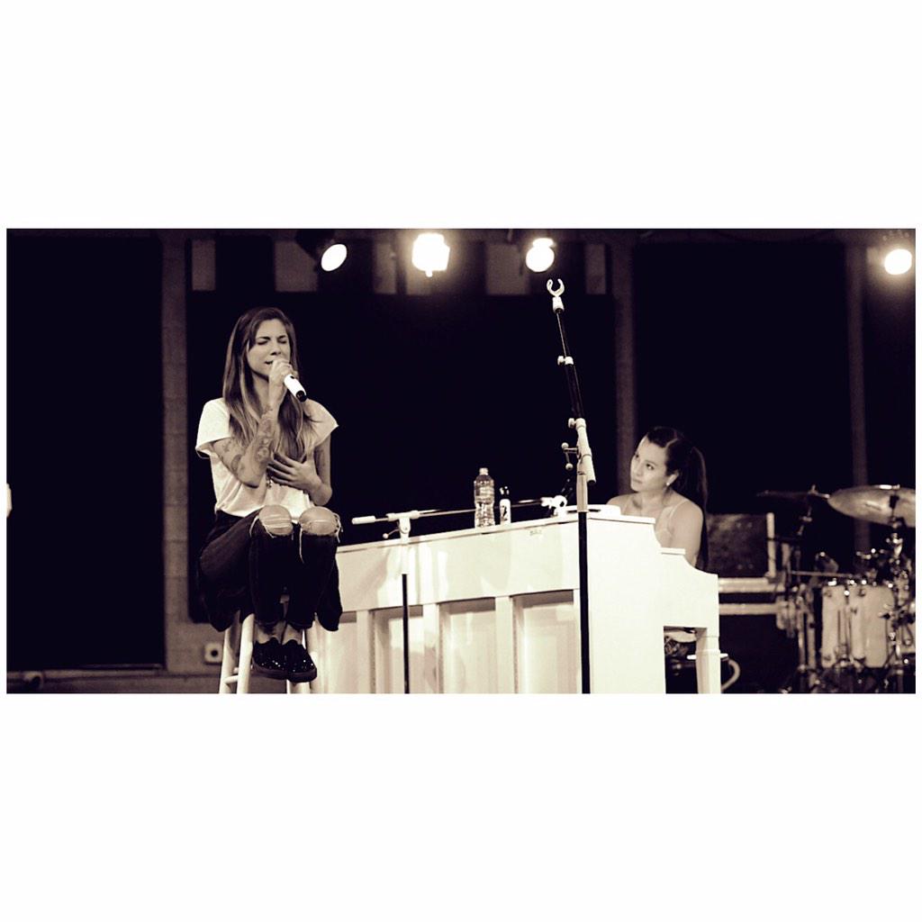 TeamCPerriID's tweet photo. "@christinaperri: #headorhearttourasia http://t.co/FNb0Sv7tl0"