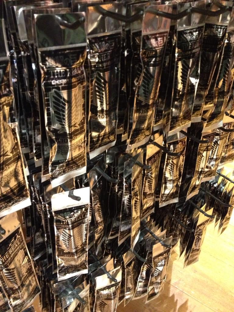 amessu's tweet photo. ユニバ進撃グッズ新商品①
ボールペンまでランダムになってるｗｗｗｗｗ
エレン、ミカサ、リヴァイ、アルミン、ジャン、サシャ、クリスタ、ハンジ、エルヴィン、？？？の9種類＋シークレット
面白すぎるホイホイされるしかない…！ http://t.co/BDqTWfbocH