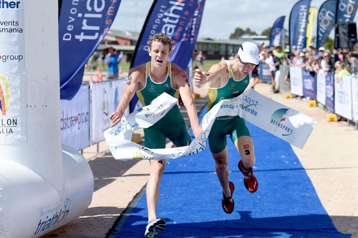 Officials confirm a dead heat  <a href="/lukewillian/">Luke Willian</a> &amp; <a href="/_mattroberts/">Matt Roberts</a> #jnr #men <a href="/TriAustralia/">Mê Chạy Bộ</a> <a href="/DevonportTri/">Devonport Triathlon</a> @DellyPhotoNinja