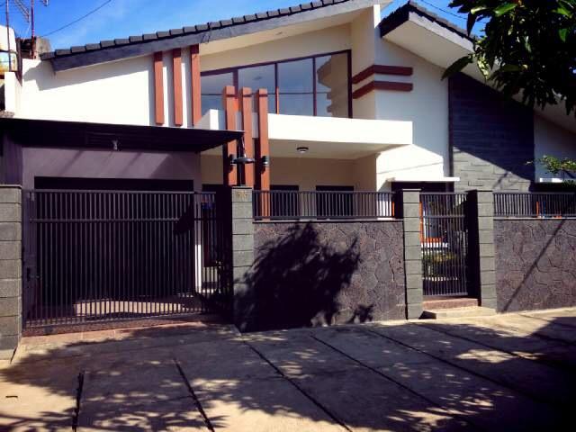 Ini ada yg lg butuh uang pisanMau jual rumah LT 166m2, LB 150m2Guruminda Soekarno Hatta Bandung 1,3 M nego