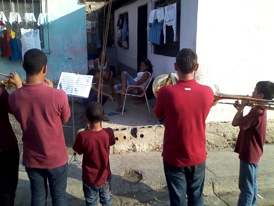 Jheale27's tweet photo. #ElSistemaCumple40 @nucleosanmateo @elsistema @SoyFundamusical @SistemaAragua http://t.co/1eZsUYWp9L