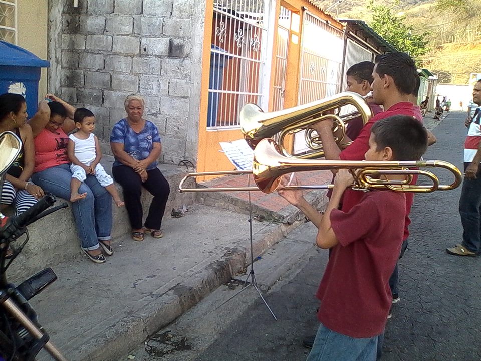 Jheale27's tweet photo. #ElSistemaCumple40 @nucleosanmateo @elsistema @SoyFundamusical @SistemaAragua http://t.co/8PgXfRQTKf