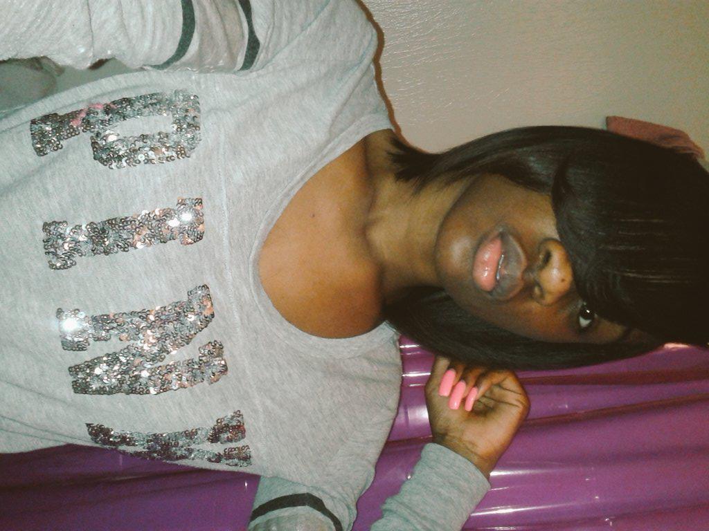 PieBackBone's tweet image. Dark skin with full lips 😍😍😍