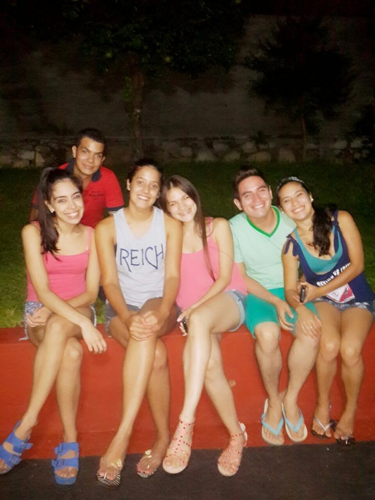gissellevh's tweet photo. Noche de pizza! @trini_alma  @Ma_Angeles15 @yani_aguilera http://t.co/kCE9zjIQ0Y