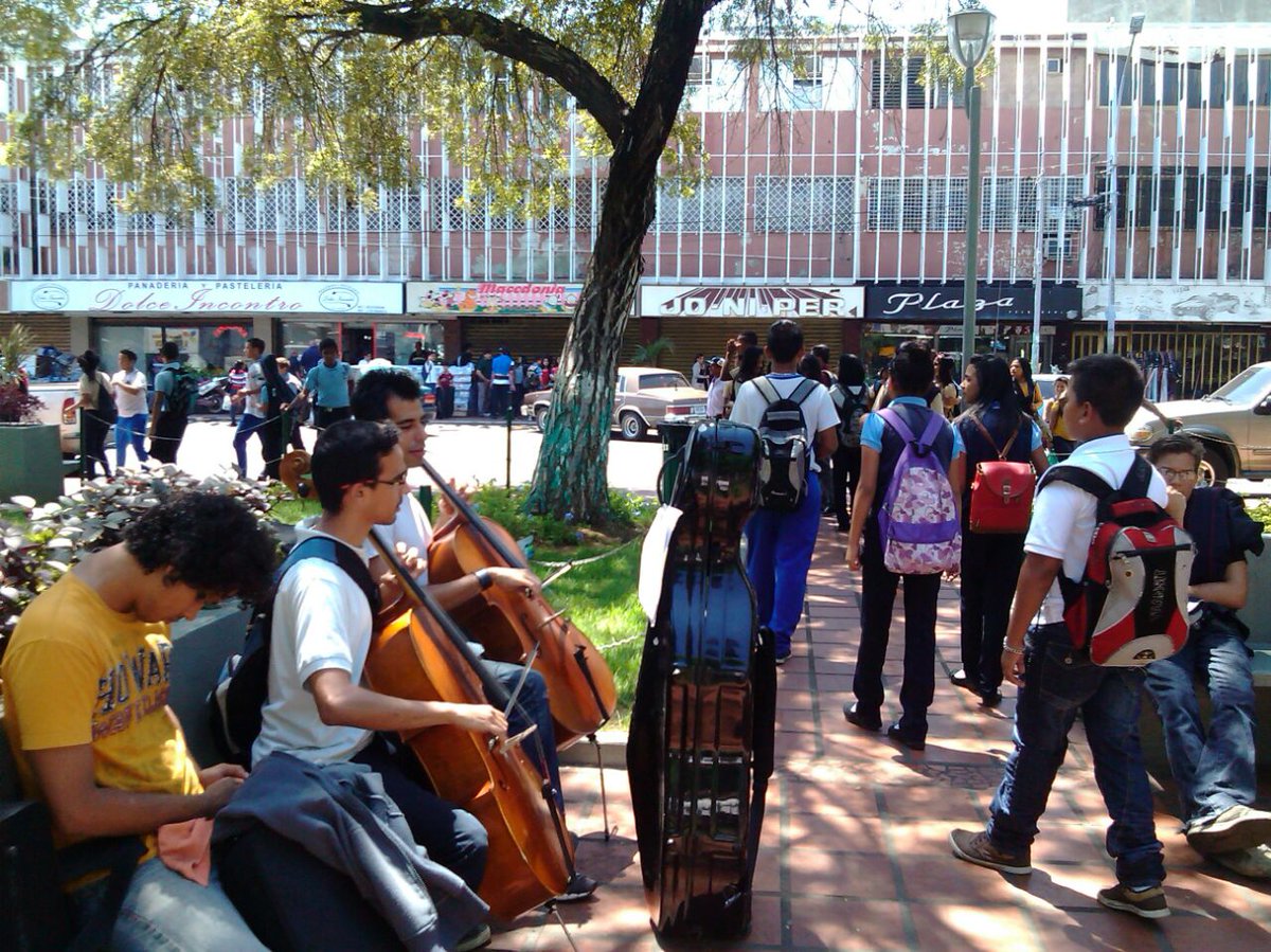 El <a href="/NucleoLags/">Núcleo Lagunillas</a> en la espera del transporte.. #ElSistemaCumple40