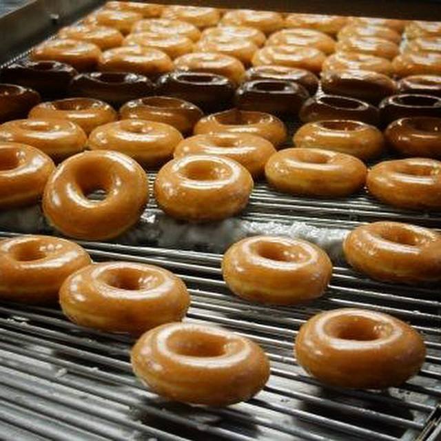 krispykreme's tweet photo. Go to any US or participating shop worldwide 2/24/15 and get a free Original Glazed doughnut http://t.co/h36ouS29vk http://t.co/dmqcajJp77