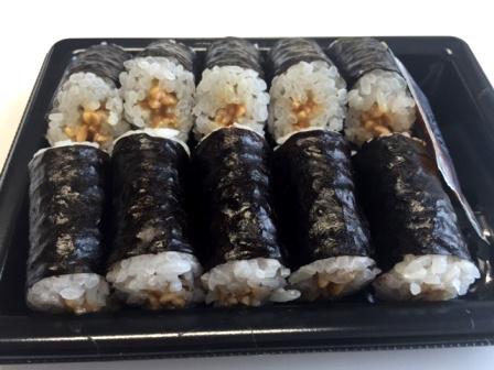 今日のランチは更に美味しくなった『納豆細巻寿司』（8 税込）です