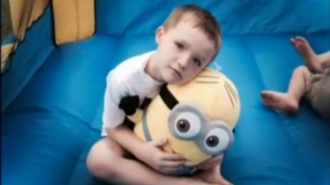 Cooperativa's tweet photo. Policía y desconocidos salvaron cumpleaños de niño con autismo al que fallaron sus invitados http://t.co/MXQijCPOQY http://t.co/suK9XHWFIL
