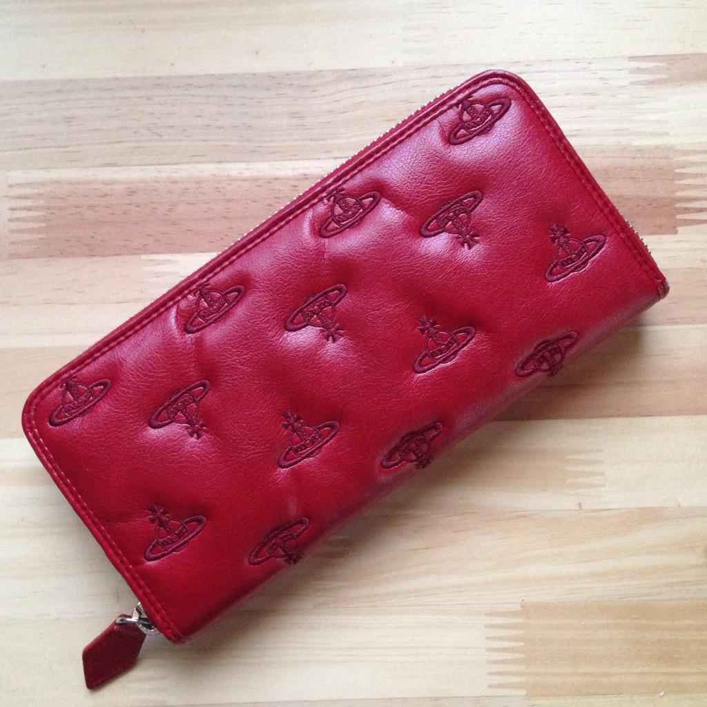 Sayomasello 結局先日言ってたピンクの財布買った 赤が今までの財布 赤財布は財運が燃えると言うが 韓国では財布 は赤が良いのだとか 中国の風水でも赤と金の財布が良いとされるけど なぜか日本ではあまり良いとはされないらしい ピンク かわいいなぁ