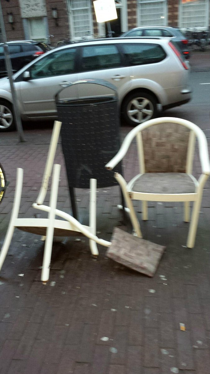 Dit is geen gemeente meubilair! Voor het geval je niet weet hoe je grofvuil aan moet bieden: spaarnelanden.nl/Inwoners/Afval…