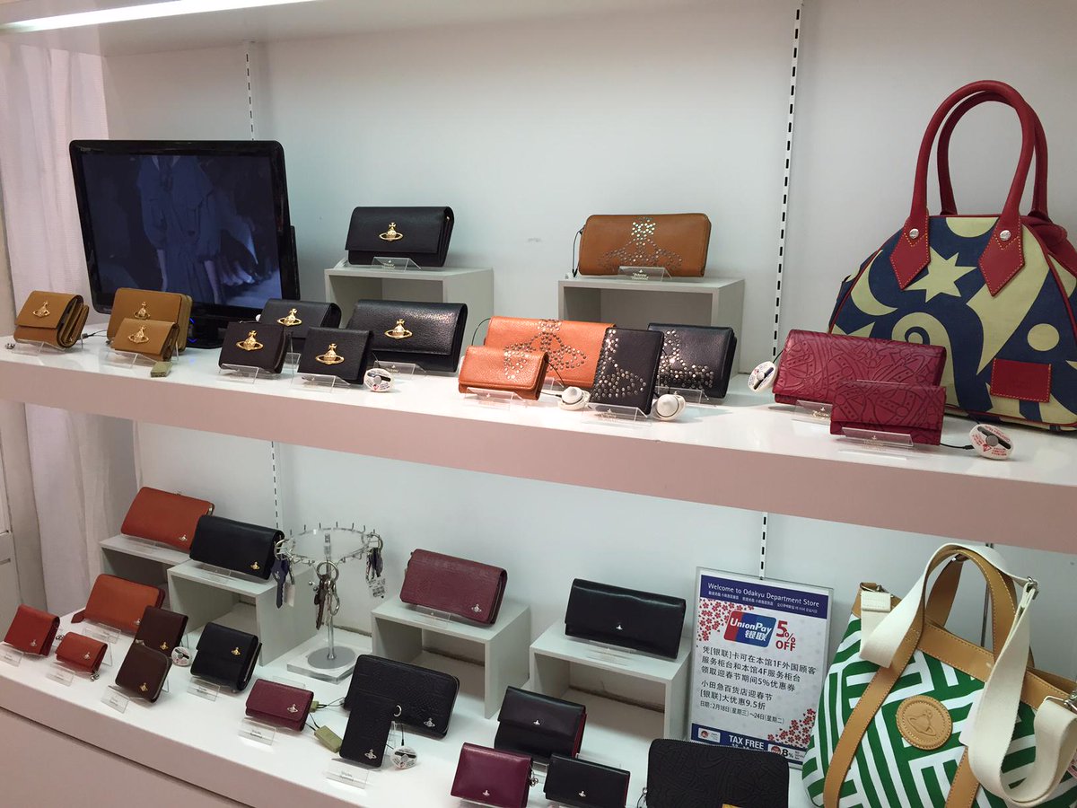 小田急百貨店 新宿店 公式 只今 小田急百貨店新宿店本館3階 ザッカマルシェ では ヴィヴィアン ウエストウッド の財布や帽子 靴下やタオルなど服飾雑貨をご用意しております ヴィヴィアンらしい様々なデザインは贈り物にもぴったりですね M