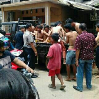 deviana_s's tweet photo. "INFO_PAMULANG: Ada info jelasnya? “Ketangkep juga nih para begal dikawasan CIPAYUNG CIPUTAT http://t.co/gE4DF7PNPd”«~ nih @balqis_tibia