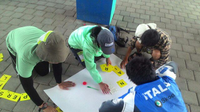 Dan ini kelompok 2 lagi nyusun scrabble nya. Semangaaaats Gowers!  #GowesGame