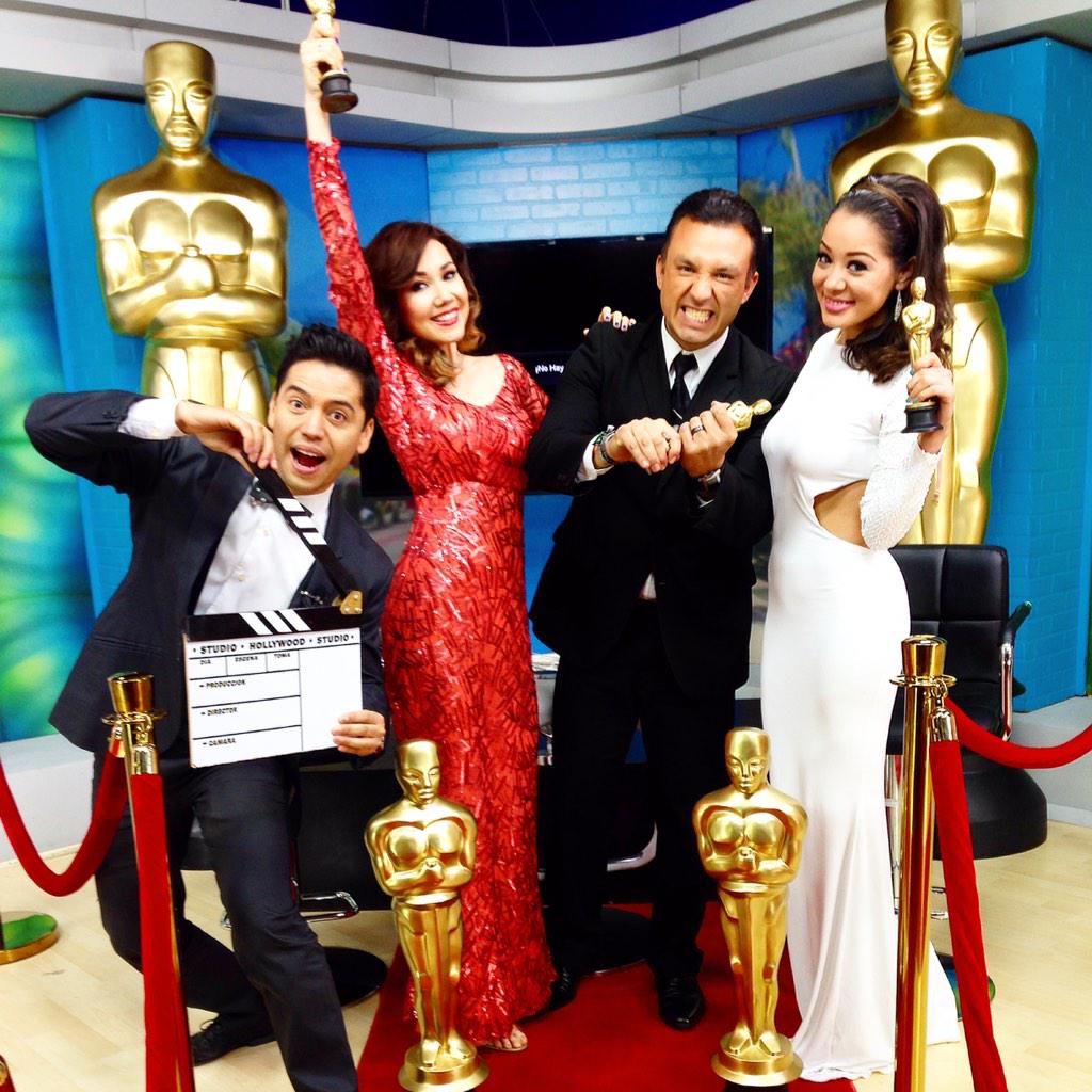 ChrisOrozcoMx's tweet photo. #Oscars2015 #OscarALaMexicana preparándonos para el domingo desde #HolaTijuana en #AztecaBC @xochitlopezm #ConTodo http://t.co/NeBCYgvO4I