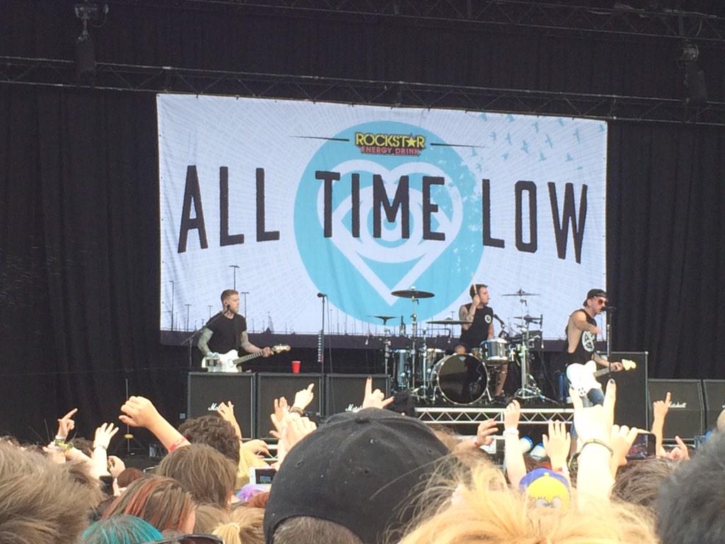 xXxAndyxXx's tweet photo. @JackAllTimeLow @AlexAllTimeLow @riandawson @zackalltimelow @AllTimeLow  melb soundwave!! So thankful! You nailed it! http://t.co/DOjg16hB62