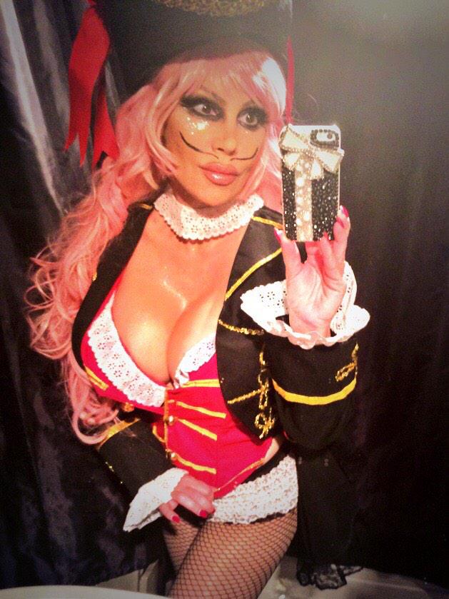 dianaterranova's tweet photo. @Tawala @ccaot @AllThatsCosplay fishnets n Black Canary =fab idea. I worked fishnets into my Captain Hook #cosplay http://t.co/6FIQhuoFmG