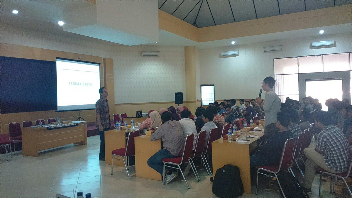 IPEE2015_'s tweet photo. Materi kedua IPEE 2015 hari ini oleh Bapak Tavip Setiawan dengan tema "Petroleum Exploration Methods". http://t.co/ygWq8aX5LQ