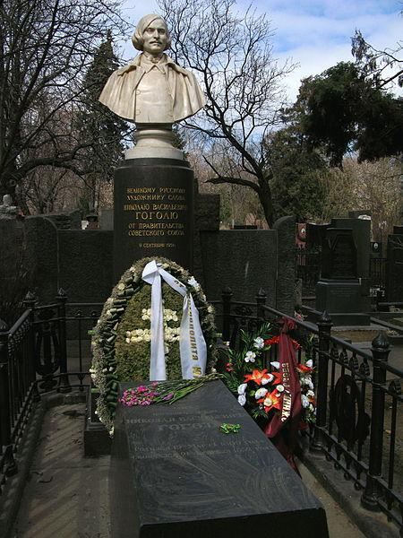 MonoklEdebiyat's tweet photo. 1852'de 42 yaşında ölen Gogol'un mezarı. #EdebiTur http://t.co/WLbVhTMG2x