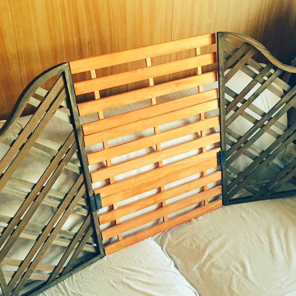 有也乃 あやの これは ダイソーのガーデニング用ラティス2枚に ダイソーのすのこを ステップルで3枚繋げて蝶番で止めました ラティスとすのこで700円 蝶番が300円くらい ステップルやニス タッカーは使い回し 合計で千円ちょい Diy Http T Co