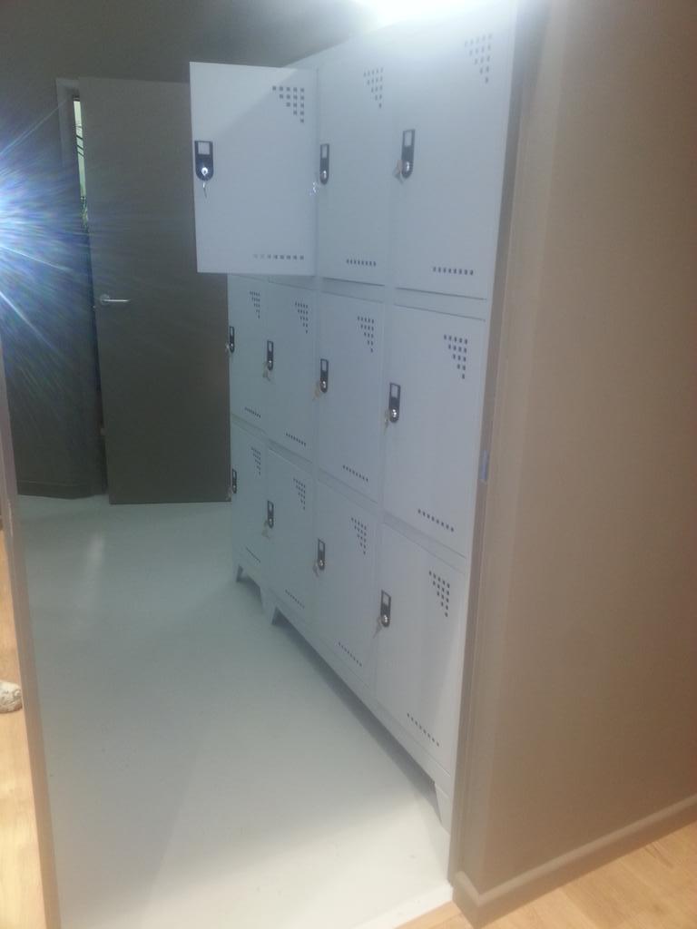 debrochagorda's tweet photo. Almacén pintando el suelo. http://t.co/RccEjHg0jb