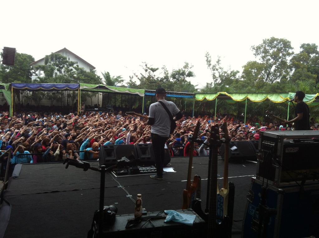 _BondanPrakoso_'s tweet photo. Terima kasih utk SMAN 1 Pandaan, thanks @osissman1pdn for having us! It's an honor :)
You guys amaaazzziiiinngg!!!! http://t.co/fMokfMyXkW