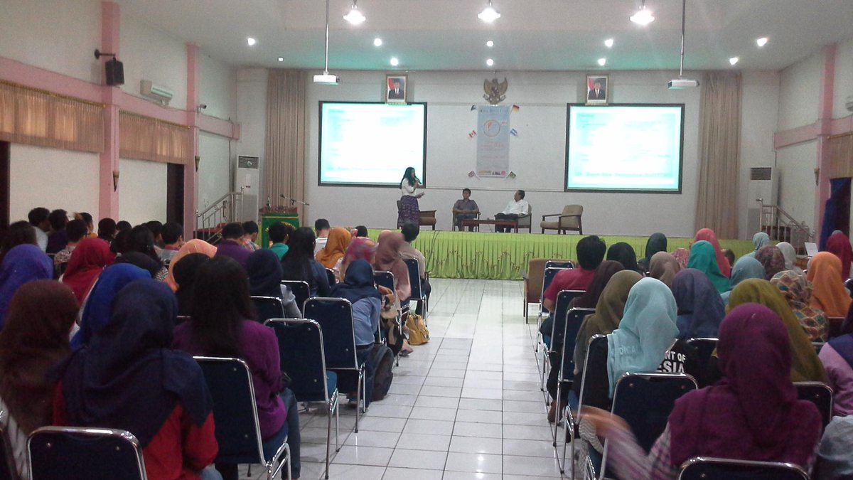 And the talkshow is still going on,here are dr.Roni Eka Saputra,SpOT(K) and Prof.Dr.dr.H.Menker Manjas,SpB,SpOT,FICS