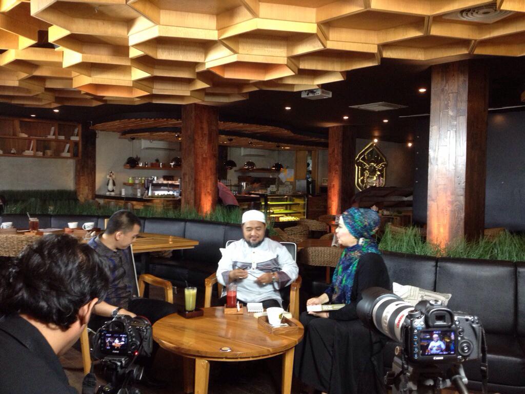 Tomorrow! Hijab Stories eps. Dewi Yull, ust.Amir Faisol at 3 pm cc: <a href="/MuhammadAssad/">Muhammad Assad</a> <a href="/amirfath/">abiamirofficial</a> <a href="/ramputs/">Rama</a> <a href="/SuryaSahetapy/">P. Surya P. Sahetapy</a>