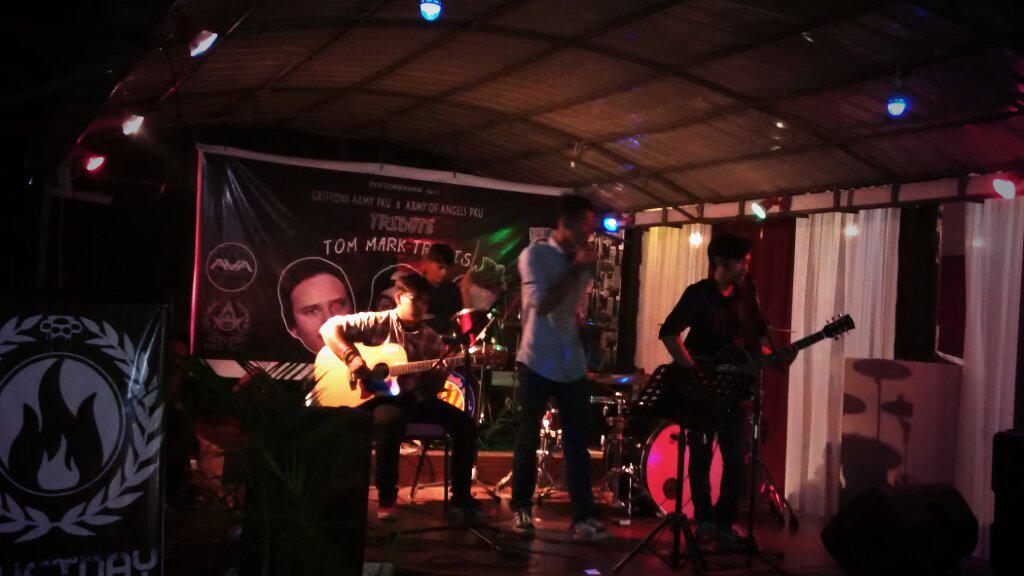 now Tribute to TOM MARK TRAVIS by @griffonarmypku <a href="/AVAregionalPKU/">Army of Angels PKU</a> <a href="/blink182_INA/">blink-182 Indonesia</a> at Community cafe .. enjoy