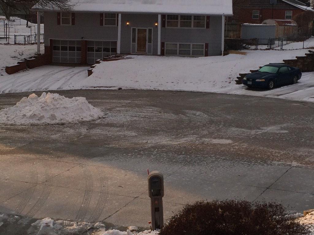 ezbeesolutions's tweet image. @NevilleKMBC sun is shining in St Joe ! Road is a sleet of ice #weatherbugbeth