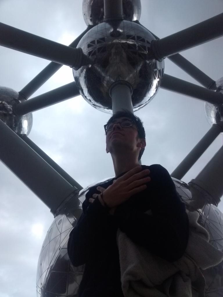 GiversSintPol's tweet photo. Voorbereiding Midweek op verplaatsing, wij zijn er klaar voor! #atomium #woutjen http://t.co/5SsQW92ruh