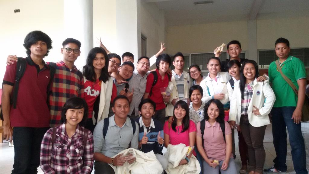 SMUUKSW's tweet photo. Didalam tensi tinggi. Diluar persaudaraan kental. #RaEv http://t.co/8HFajX9PR0