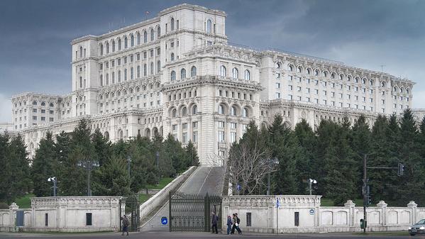 _Paisajes_'s tweet photo. El Palacio del Parlamento en Bucarest es el segundo edificio más grande del mundo después del Pentágono http://t.co/PjPXVPpmPQ