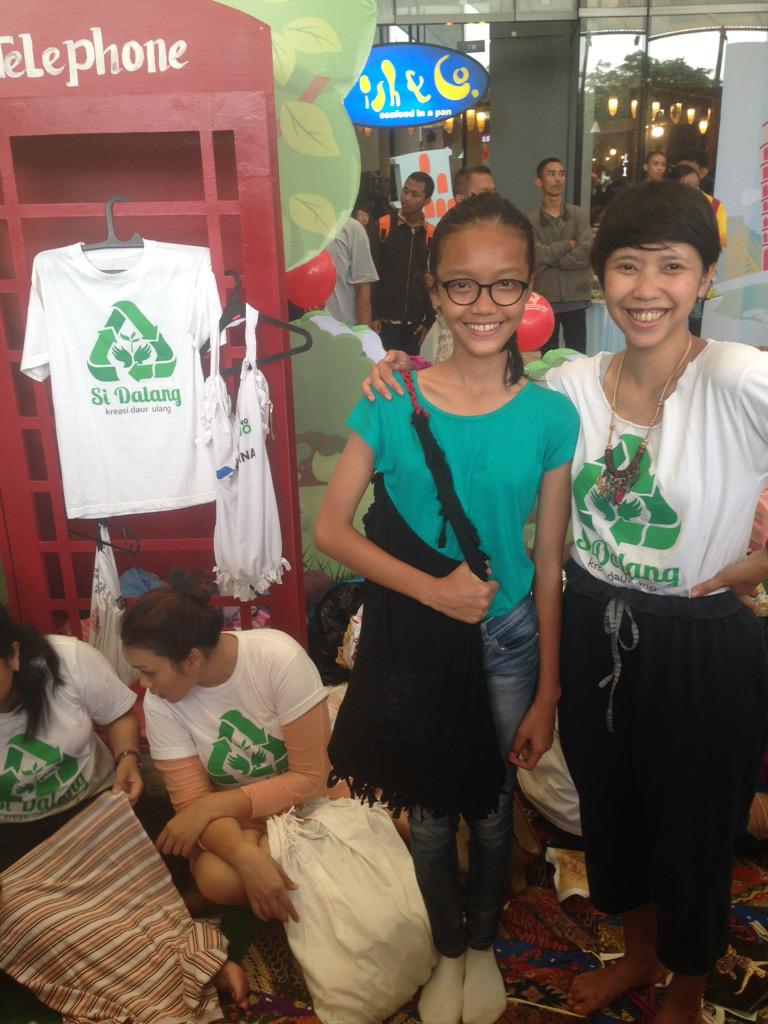 SiDalangID's tweet photo. A cool black recycled t-shirt by Ayunda #teenartivity http://t.co/nKWAEeqteD