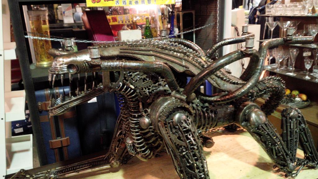 イギリス製エイリアンガラステーブル 廃材アーティストの作品 
