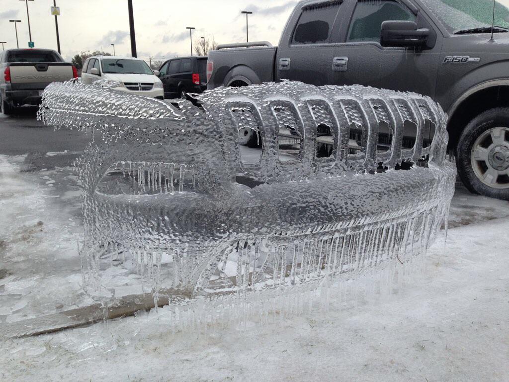 verne's tweet photo. Sí, esta foto de una escultura de hielo dejada por un jeep es real http://t.co/dEhaCwJGXA http://t.co/P01j8mF3Hx