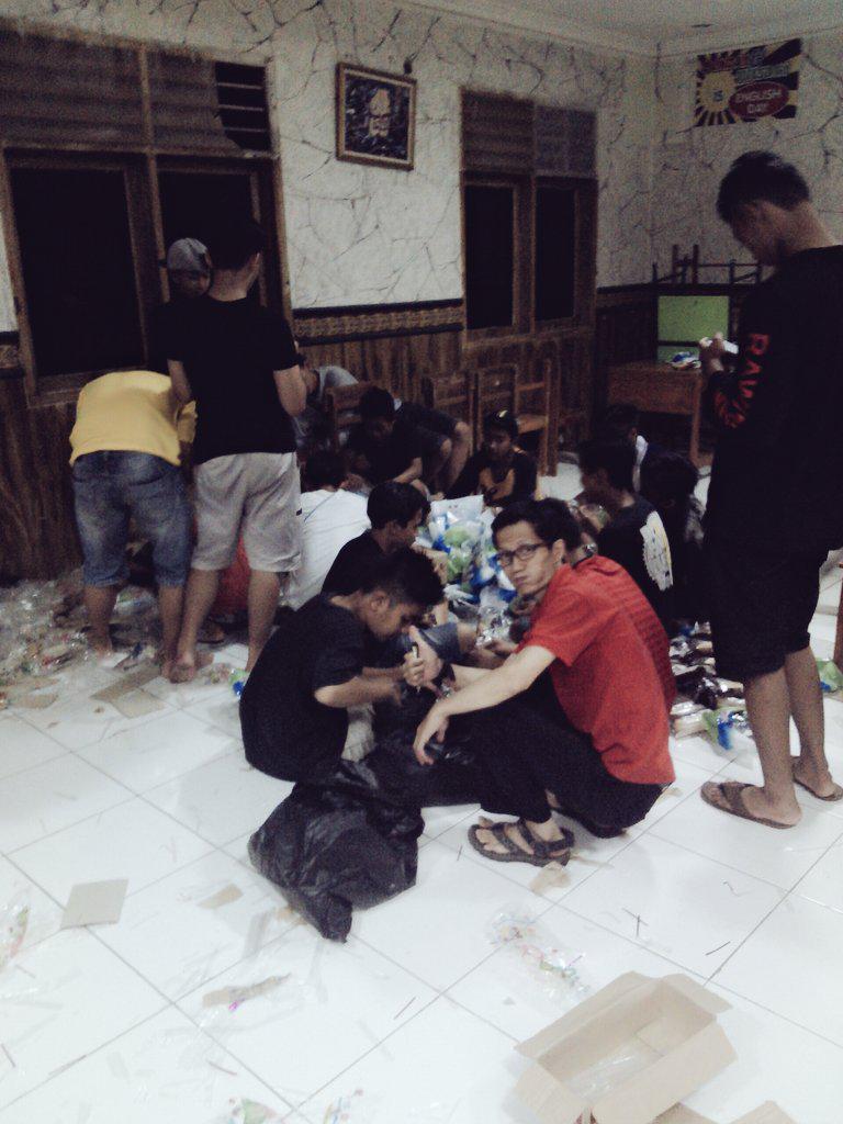 funbike_bgr's tweet photo. Anak2 Komunitas Ambisy n anak2 Pramuka lg assik packing2 snack.. ☺ http://t.co/TFTIuVQR5m